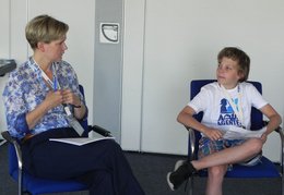 AZV-Verbandsvorsteherin Christine Mesek im Gespräch mit einem der AQUA-AGENTEN. ©AZV Südholstein