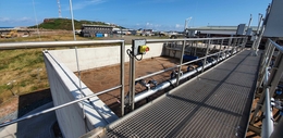 Blick über die neuen Klärbecken auf die Insel Helgoland: In zwei SBR-Behältern wird das Abwasser chargenweise in nacheinander verlaufenden Reinigungsstufen geklärt. (© AZV Südholstein)