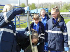 Wieder sauber: Die Mädchen begutachten eine Probe des gereinigten Abwassers ©AZV Südholstein