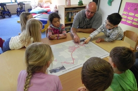 Gemeinsam mit Bürgermeister Michael Rosenthal erkunden die Kinder den Weg zum Pumpwerk Seeth-Ekholt – erst auf der Karte, anschließend zu Fuß. ©AZV Südholstein