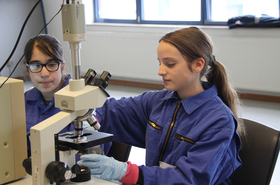 Melissa Elayda (12 Jahre, links) aus Rissen und Jule (12 Jahre, rechts) aus Wedel analysieren eine Abwasserprobe unter dem Mikroskop. ©AZV Südholstein