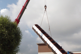 Geschafft: Zwanzig Tonnen Stahl hängen am Kran. ©AZV Südholstein