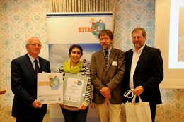 Für die DRK Kita Wedel nahm die Auszeichnung als „KITA21“ Marianthi Dregis in Empfang. ©AZV Südholstein