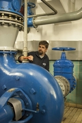 Hier wird das Wasser weiterbefördert: Ein Mitarbeiter des azv Südholstein im Pumpwerk Moorrege. ©AZV Südholstein