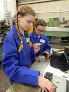 In der Maschinenwerkstatt bauen die Schülerinnen ein pfiffiges Würfelspiel ©AZV Südholstein