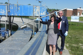 Doris Grote und Dr. Stephan Kronenberg (beide Geschäftsführer der Stiftung der Sparkasse Südholstein) ziehen eine Abwasserprobe am Nachklärbecken. (c) AZV Südholstein